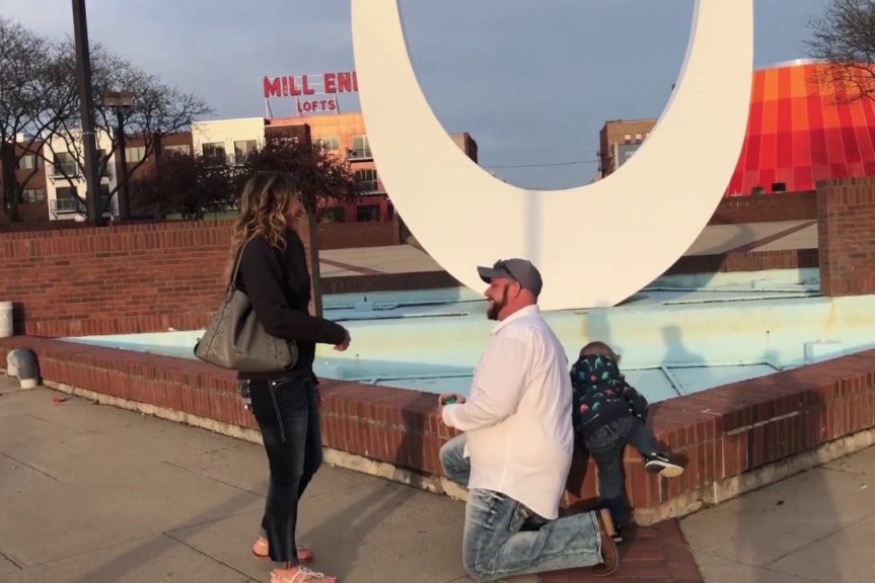 Il fait pipi devant la demande en mariage de ses parents (vidéo)